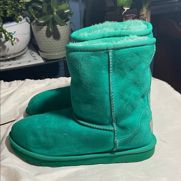 UGG Classic Short ll Boots In Emerald Green Suede and Sheepskin. - Picture 4 of 13